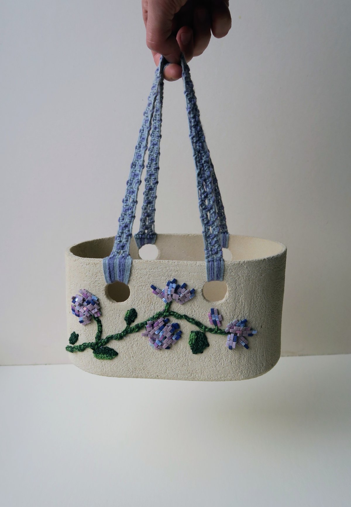 Lampe Ossau, bois de hêtre, collaboration avec une ébéniste, broderie d'art au fil de coton, artisanat d'art, luminaire unique