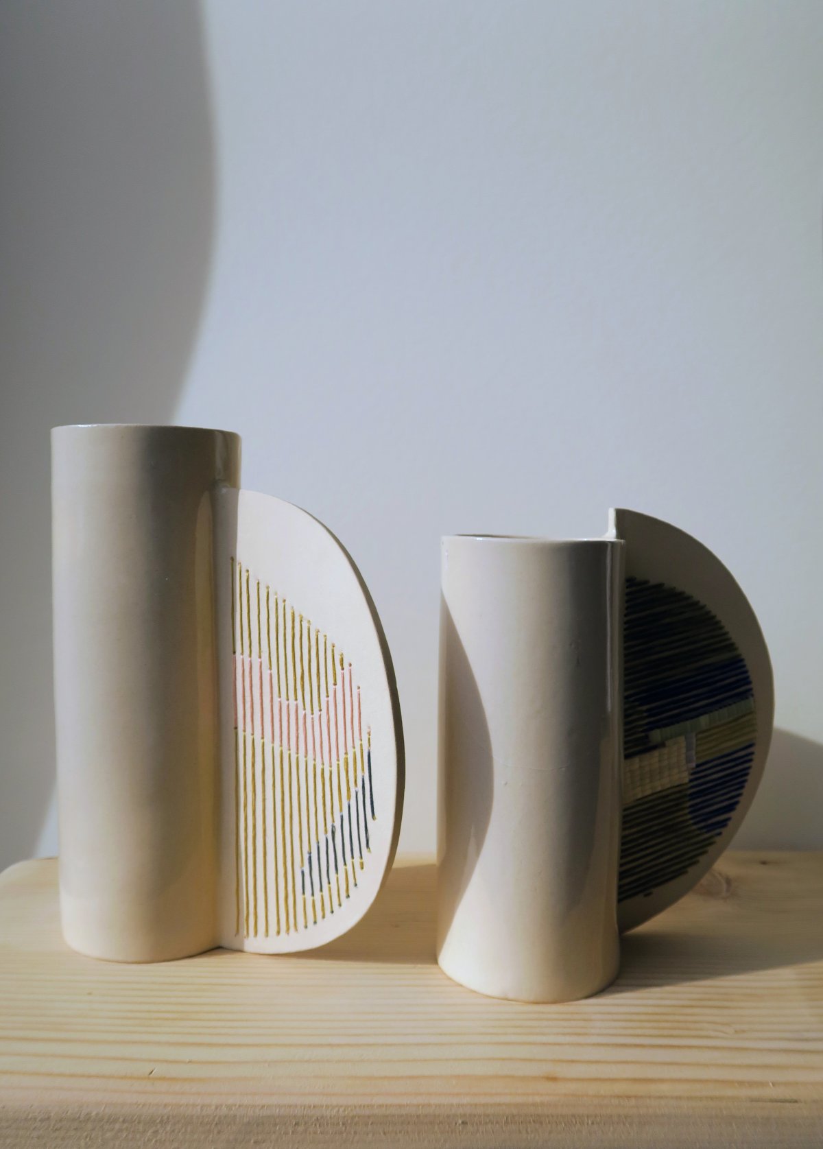 Vise en grès, collaboration avec une céramiste, broderie sur terre, objet unique, artisanat d'art, décoration singulière