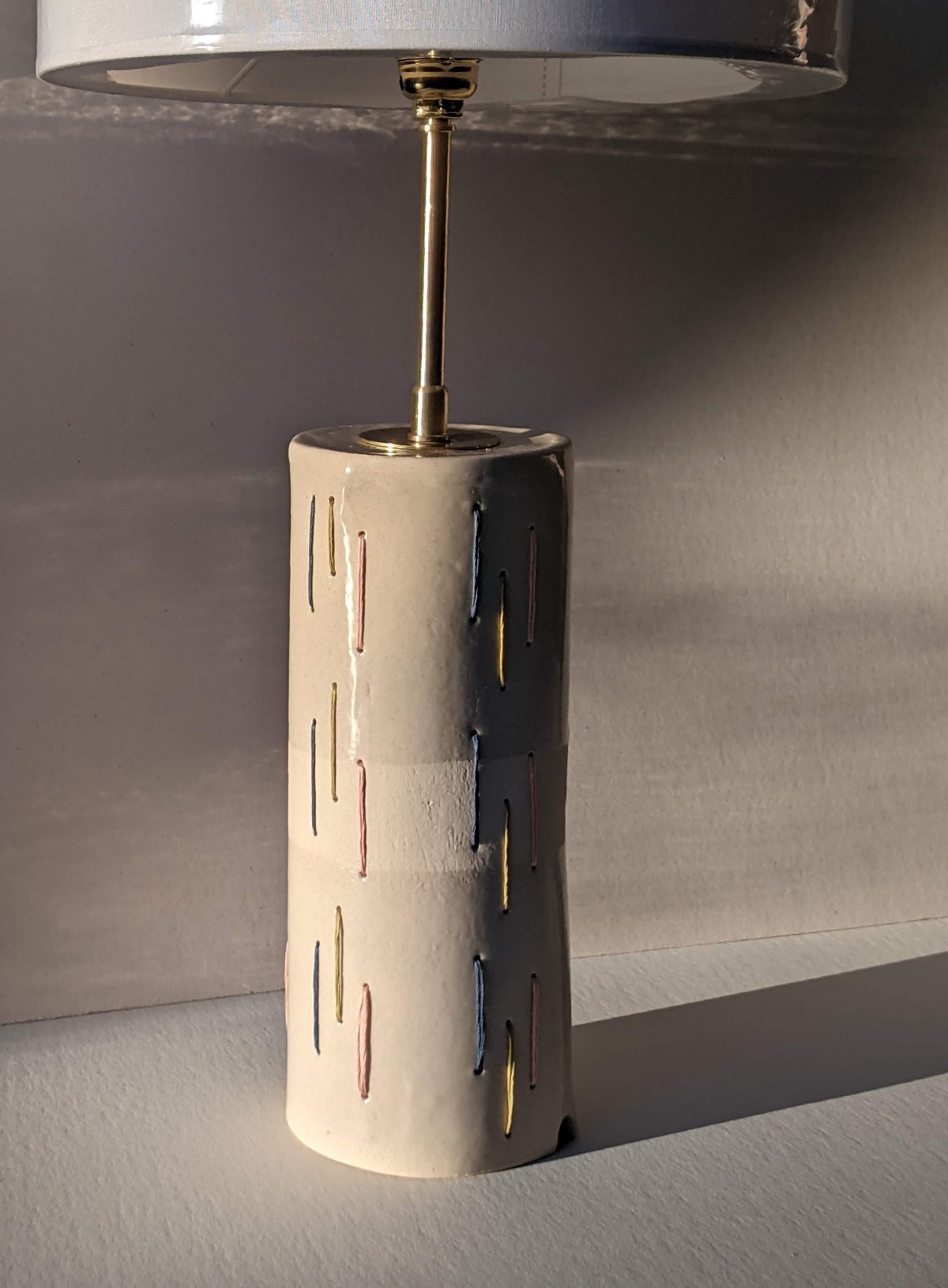 Lampe en grès, terre, collaboration avec une céramiste, broderie d'art, artisanat d'art, fil de coton, objet unique, décoration