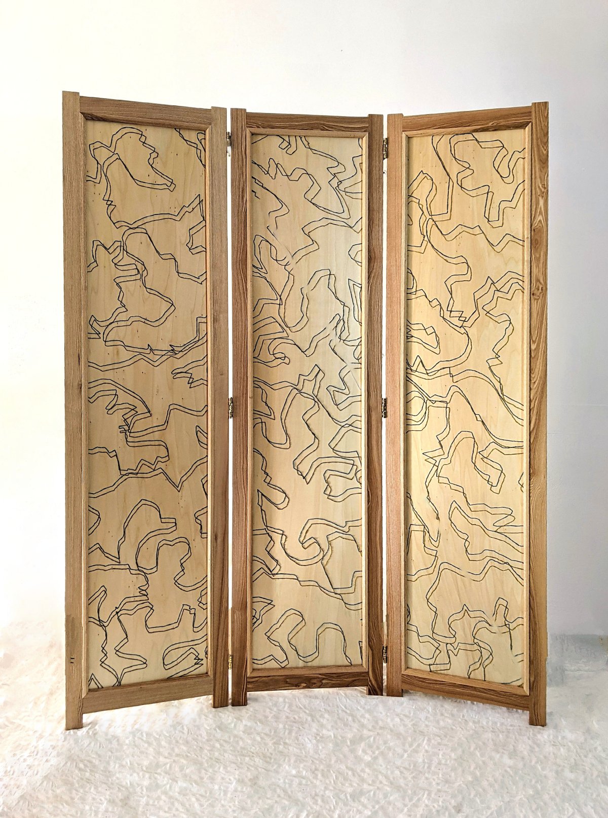 Paravent en bois de hêtre et peuplier, collaboration avec un ébéniste, mobilier unique, broderie à la main au fil de coton, architecte d'intérieur, décorateur, motif, artisanat d'art, broderie d'art