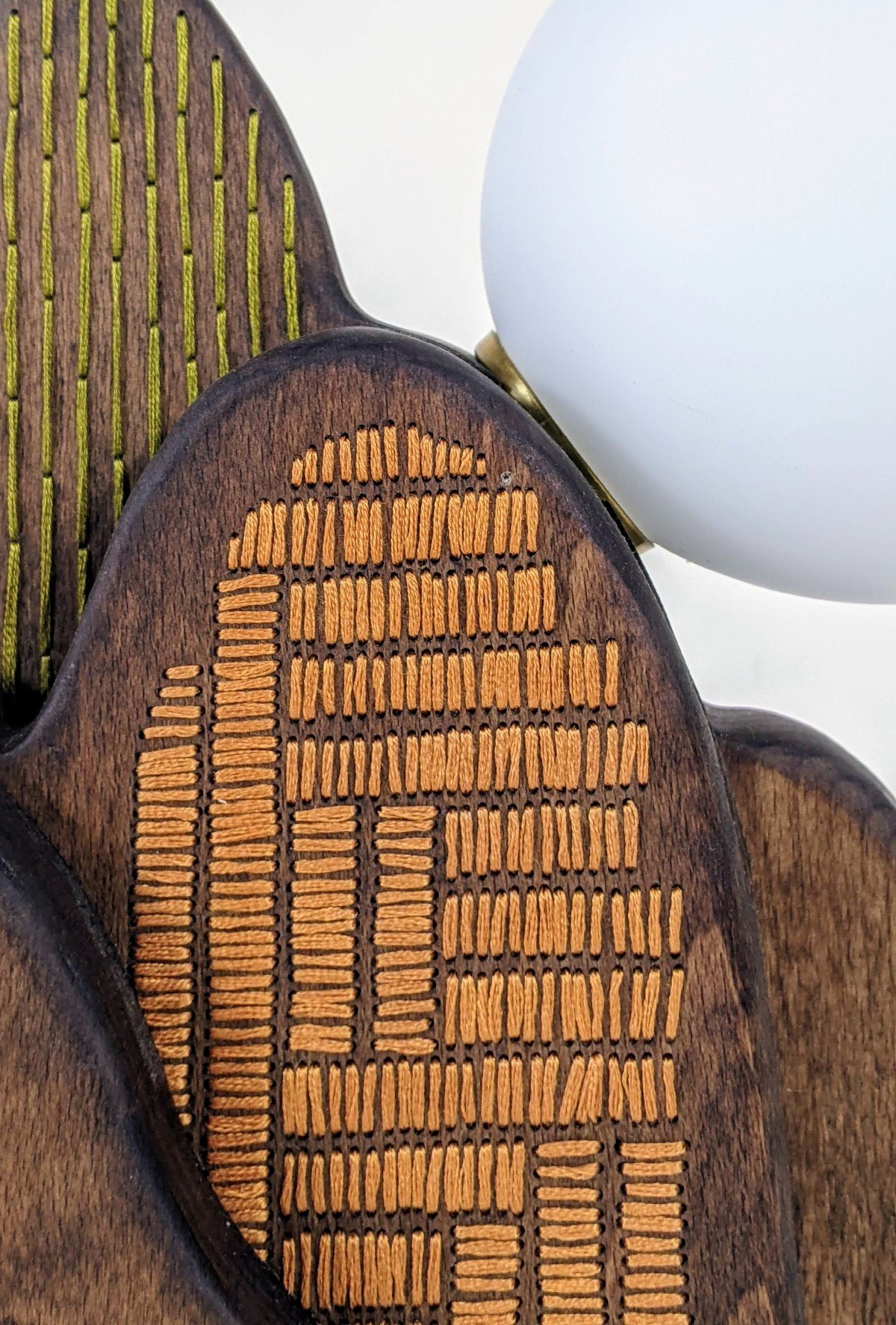 Paravent en bois de hêtre et peuplier, collaboration avec un ébéniste, mobilier unique, broderie à la main au fil de coton, architecte d'intérieur, décorateur, motif, artisanat d'art, broderie d'art