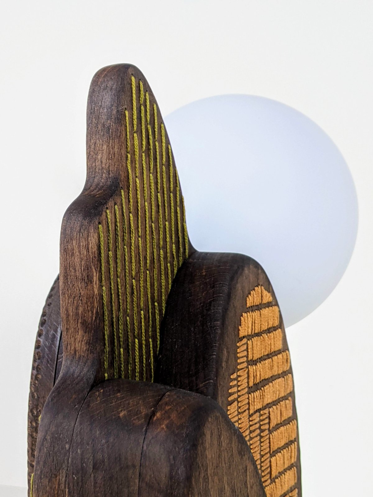 Collaboration avec une ébéniste, bois de hêtre, broderie à la main, coton et bois, lampe unique, objet singulier, artisanat d'art